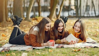 Para bem ou mal, os meus pais tiveram três filhos e antes que pensem que foi premeditado, não foi. A filha mais nova, no caso eu, que vos escrevo todos os meses, não foi pensada nem sequer planeada. Foi um descuido, dizem os responsáveis. Acho tendencioso, porque todos sabem que quem anda à chuva molha-se