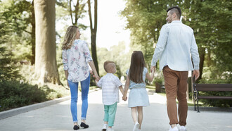 A discussão matinal me impulsionou a uma reflexão sobre o poder das decisões cotidianas. Me refiro àquelas em que, muitas vezes, fazemos uma escolha rapidamente sem valorizá-la, mas que ao longo dos anos vão construindo, mesmo sem que tenhamos consciência, as pessoas que nossos filhos serão. Para ser mais específica, refleti sobre o individualismo versus o coletivismo
