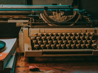 Macchina da scrivere. Raccontare storie è una forma di comunicazione. Si tratta di una cosa meravigliosa