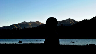 Un hombre en Bariloche, Neuquén, Argentina. En el sur, entre montañas abiertas y silencios largos, comienza a delinearse una voz propia