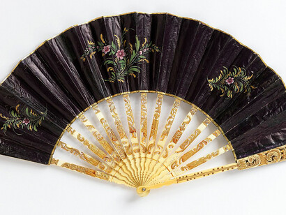 Ventaglio plissettato. Foglia di carta smaltata nera dipinta a guazzo, circa 1760–80, Cooper Hewitt, Smithsonian Design Museum, New York City, USA