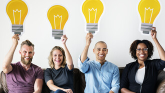 A ideia de que inovação é cultura se fortalece quando observamos organizações que, mesmo com recursos limitados, conseguem reinventar produtos, processos e serviços de forma extraordinária. Essas empresas não dependem apenas de máquinas ou softwares, elas contam com equipes que se sentem livres para propor ideias, arriscar caminhos diferentes e aprender com erros. A inovação se manifesta em pequenas atitudes, como a liberdade de sugerir melhorias no fluxo de trabalho, a troca colaborativa entre áreas antes isoladas, a curiosidade genuína por tendências futuras e a disposição de questionar modelos que já não fazem sentido. A tecnologia, nesse contexto, é uma ferramenta poderosa, mas secundária, o motor da inovação é humano