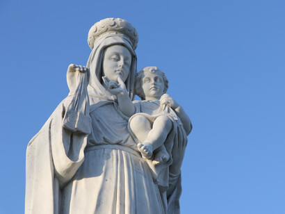 Estatua de la Virgen María con el Niño Jesús en brazos, ubicada en Murat, Francia