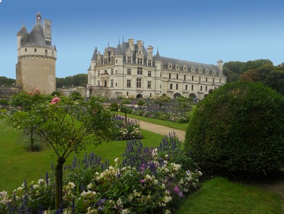 Una delle caratteristiche più distintive del Castello di Chenonceau è che è costruito direttamente sul fiume Cher. Il ponte e la galleria sovrastante conferiscono al castello un aspetto elegante e unico, riflettendosi sull'acqua e creando una vista spettacolare,
Chenonceau, Francia