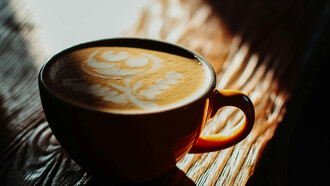El arte latte no solo agrega un elemento visual a la experiencia, sino que también demuestra la habilidad y dedicación del artista que lo realiza