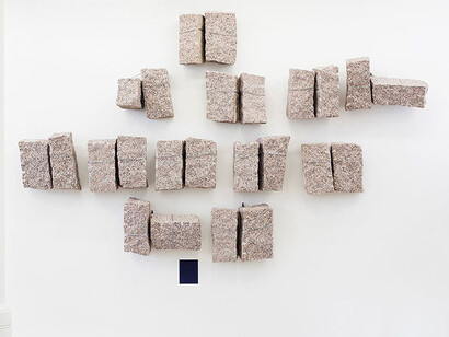 Mentre verso Oltremare, Il colore solleva la Pietra, 1995, 24 granite stones, paint, 23 x 12 x 10 in. (58.42 x 30.48 x 25.4
cm)