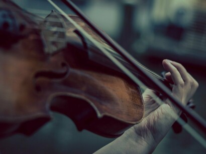 Un violino che viene suonato. Chiunque metta le mani su uno strumento musicale dovrà necessariamente imparare diteggiature, posizioni e accordi