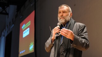 Padre Paolo Dall'Oglio a veDrò 2012. Il 29 luglio 2013 è stato rapito in Siria. Nel giugno 2025 viene diffusa la notizia secondo cui i resti di padre Paolo Dall'Oglio sarebbero stati ritrovati in una fossa comune in Siria. Non ci sono fonti ufficiali