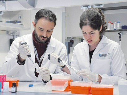 Científicos haciendo pruebas en el laboratorio