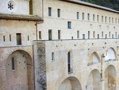 Vista sul Monastero di San Subiaco nel cuore verde dell'italia