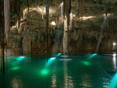 Interior de un cenote en la Riviera Maya, México