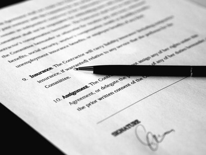 Un contrato recién firmado y un bolígrafo
