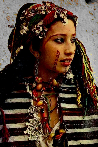 Femme amazigh. La population amazighe (berbère) est à 88% d’origine Européenne à 5%, Arabe à 4%, Sub-saharienne 2%