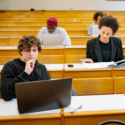 Dados educacionais monstram que a falta de investimento em formação e a baixa atratividade da carreira como professor têm contribuído para a diminuição do número de indivíduos interessados em seguir a carreira docente
