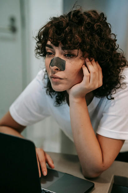 O descanso regular, incluindo pausas curtas e férias, é fundamental para manter a saúde mental e física