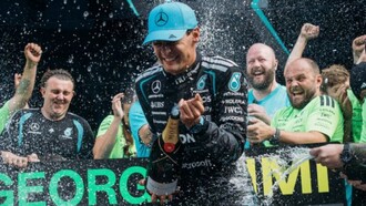 George Russell a Spielberg, Austria, domina dalla pole position l’ottava tappa del Mondiale di Formula 1, precedendo sul traguardo la Red Bull di Max Verstappen e il leader della classifica generale Kimi Antonelli