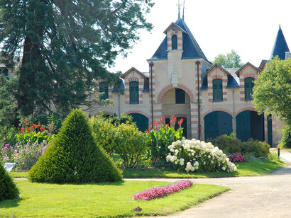 Château de Tournelay, Nueil-les-Aubiers en France. Un potager de plus de 6000m2 est structuré en quatre carrés : il y a deux serres, une serre à raisins et une serre à tomates, le long des murs sont plantés des arbres fruitiers