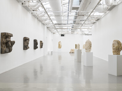 Hans Josephsohn, Josephsohn, as seen by Albert Oehlen, exhibition view. Courtesy of Musée d'Art Moderne de Paris