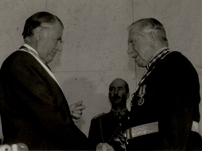 El Presidente Patricio Aylwin Azócar junto al General Augusto Pinochet, durante la ceremonia de transmisión de mando, 11 de marzo de 1990