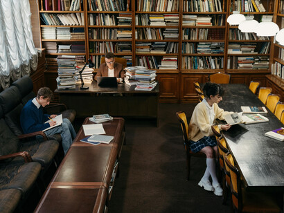 Jóvenes estudiando en la biblioteca