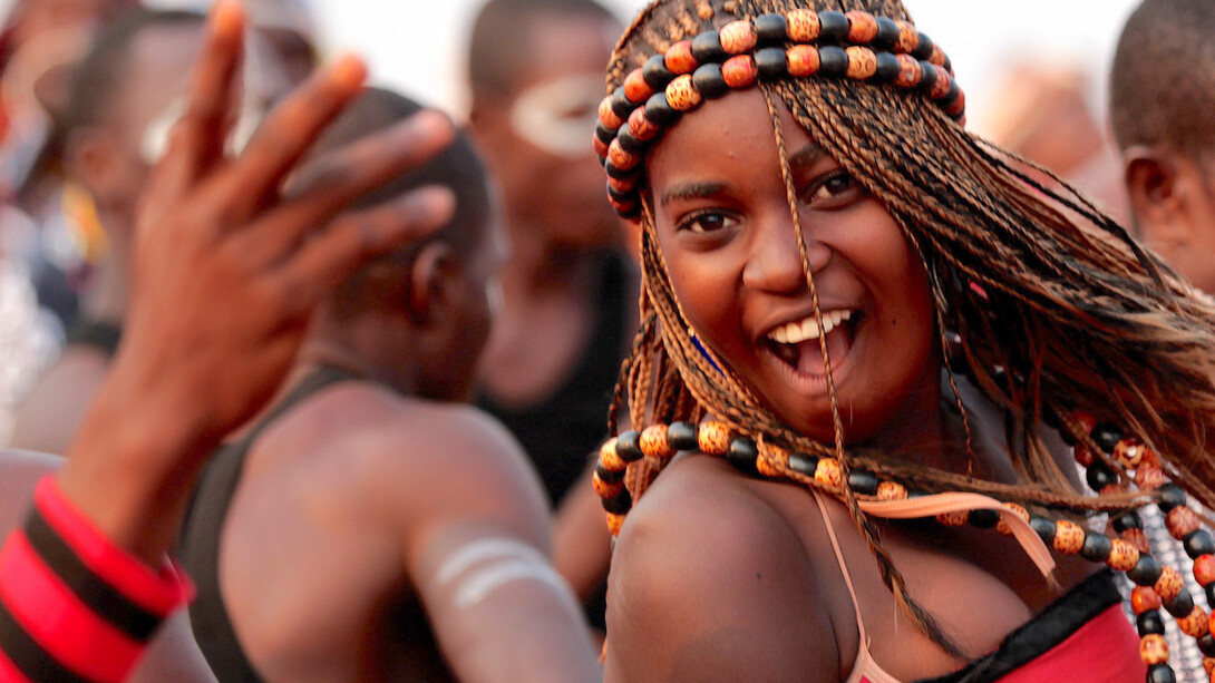 Moça alegre em carnaval na Angola