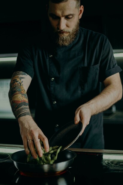 Chef serve legumes
