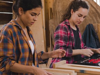 Marceneiras quebram paradigmas de gênero ao dominarem atividades profissionais ditas como do masculino