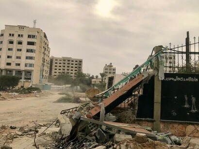 La bande de Gaza est l'une des zones les plus touchées, avec des bombardements ayant détruit des infrastructures essentielles, provoquant une crise humanitaire avec de graves pénuries d'eau, de nourriture et de soins médicaux