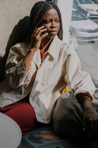 Imagem de uma mulher ao telefone evidencia o poder da linguagem, tema central nos estudos de Bourdieu, destacando sua influência na interação social e na estratificação da sociedade