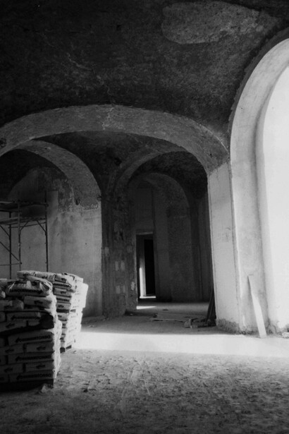 Nonostante l'abbandono, la caserma conserva ancora tracce del suo passato, come le aule scolastiche e i laboratori artigianali utilizzati per la creazione dei calchi della Festa dei Gigli, simbolo della ricca tradizione culturale di Nola. Immagine presa dal Catalogo Generale dei Beni Culturali, Nola (NA)