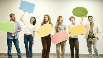 A linguagem e a comunicação ocupam um papel central na organização da vida social. Elas não apenas viabilizam a interação entre indivíduos, mas também estruturam os modos pelos quais a realidade é percebida, interpretada e compartilhada. Ao longo da história, diferentes tradições teóricas se dedicaram a compreender como os discursos moldam práticas sociais, orientam decisões coletivas e estabelecem critérios de legitimidade