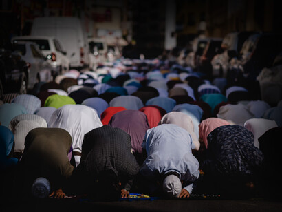 Musulmanes en el ritual de oración durante el Ramadán en Dubái, Emiratos Árabes Unidos