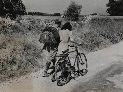 Robert Capa (1913-1954), “Lovers’ Parting near Nicosia, Sicily” July 28, 1943, silver gelatin print on glossy fibre paper, printed by August 20, 1943, Robert Capa © ICP / Magnum Fotos / Agentur Focus, Courtesy: Galerie Daniel Blau Munich/London