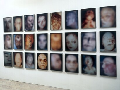 Gottfried Helnwein, "Poems" 1997, fotografie, plexiglass, ferro. Fritz Gruber collection. Ludwig Museum, Cologne