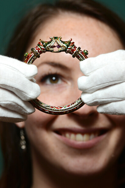Assistant curator Rosanna Blakeley with a bracelet which once belonged to Maharaja Duleep Singh © Neil Hanna