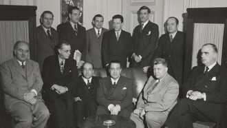 Riunione a Madrid, 16 dicembre 1950. Commissione Internazionale Scientifica e Culturale. Da sinistra a destra, seduti: il dott. Constantine K. Zurayk (Siria), il dott. Julian Huxley (Inghilterra), il dott. Paulo B. Carneiro (Brasile), il dott. J. Torres Bodet (Messico), il dott. Ralph E. Turner (USA), il dott. Carl J. Burckhardt
(Svizzera). In piedi, da sinistra a destra: il dott. P. Bosch-Gimpera (Messico), il dott. Jean Thomas (Francia), il dott. Silvio Zavala (Messico), il dott. Charles Moraze (Francia), il dott. Armando Cortesao (Portogallo), il dott. Mario Praz (Italia). Titolo I membri della Commissione e i funzionari dell'UNESCO progettano una Storia dell'umanità. La foto è apparsa nell'edizione internazionale del New York Times, il 18 dicembre 1951, in relazione all'articolo di Ben Fine sulla Storia dell'umanità