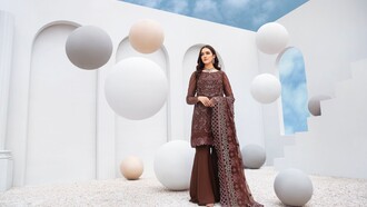 Modelo usa vestimenta típica indiana