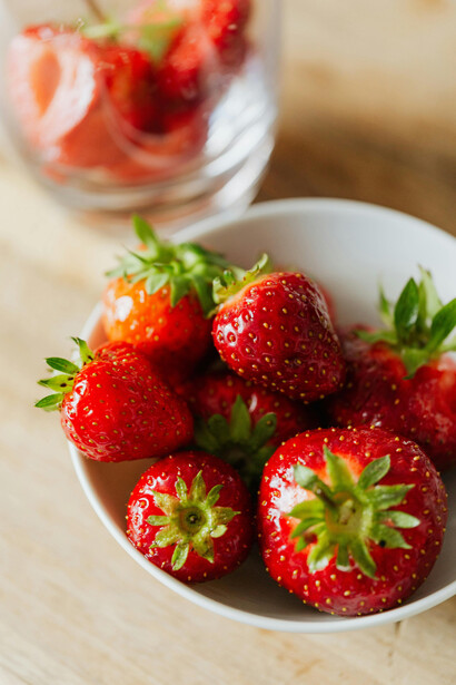 Ciotola con fragole succulente