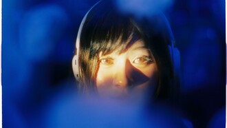 Podcasts. Programas variados que vão de pautas aleatórias a temas centrais; tem de música, investigação, fofoca, tarologia, notícias e terapias. Sim, e é por isso que inocentemente me tornei quem eu mais temia, a mulher que anda de roupa de academia o dia inteiro de um canto pra outro com um par de fones de ouvidos ouvindo podcasts. Comecei a ouvir uma querida falando sobre memórias de infância e fui adentrando nos mais diversos temas. Descobri então os psicanalistas da comunicação!