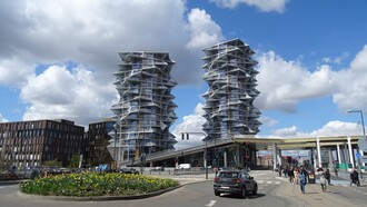 Bjarke Ingels Group (BIG) presentó sus diseños para un proyecto en el centro de Copenhague. El proyecto cuenta con una tienda urbana de IKEA, un hotel económico y apartamentos residenciales conectados por espacios verdes, 2017, Dinamarca