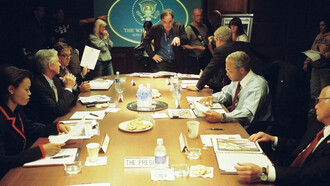 Oliver Stone, il regista, e alcuni attori sulla scena della "War Room" del film del 2008 'W.'