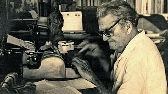 Luís da Câmara Cascudo. "Canto de muro" é, de fato, um “romance de costumes”, como o classifica, com humor, o subtítulo. Mas, um romance de costumes que se debruça no mundo dos animais, tendo como personagens insetos, aves, répteis, pequenos mamíferos moradores e visitantes de um quintal abandonado, o canto do muro velho, em Natal, onde árvores, trepadeiras, chão, ruínas e refugos guardam existências miúdas em constante sobressalto. Afirma-se como romance que fixa elementos da fauna e da flora, uma geografia regional e explora ditos, sabenças e práticas do Nordeste brasileiro. Mesmo enriquecendo a singularidade do espaço, ao colocá-la na esteira da história dos homens e da chamada história natural e ao buscar vínculos com outras regiões do Brasil, privilegia sempre a tonalidade do folclore