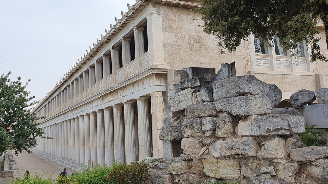 Fundada por Zenón de Citio alrededor del 300 a. de C., en los pórticos de Atenas, el estoicismo fue una de las escuelas filosóficas dominantes de este periodo. En la foto, la Estoa de Átalo, pórtico helenístico ubicado en la zona oriental del ágora de Atenas