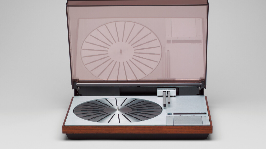 Jakob Jensen. Beogram 4000 Record Player. 1972. Rosewood, aluminum, stainless steel, and plastic, 3 3/4 x 14 1/2 x 19″ (9.5 x 36.8 x 48.2 cm). Mfr.: Bang & Olufsen, Struer, Denmark. The Museum of Modern Art, New York. Gift of the manufacturer