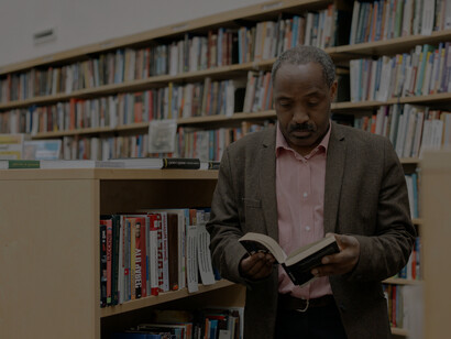 Profesor universitario consultando bibliografía. La falta de un método orientado a cultivar la sabiduría universal ha generado ciudadanos con una visión individualista y carente de responsabilidad cívica