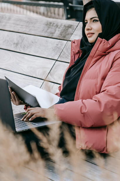 Descubra os benefícios e desafios de ser um nômade digital, desde a liberdade de viajar até a adaptação a novas culturas e climas diferentes