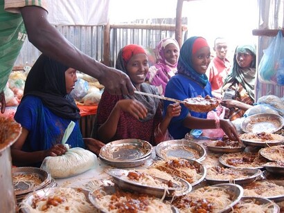 El centro de alimentación ofrece dos comidas calientes al día, en este caso espaguetis con salsa de carne, 2011, frontera con Etiopía