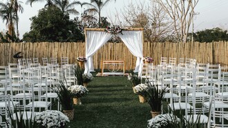 Além do horário, é importante ter em mente o local do casamento, locais mais abertos pedem mais atenção ao comprimento do vestido já que pode ventar e é importante lembrar que há cerimonias em locais mais difíceis de se andar como numa praia ou campo onde é necessário pensar em sapatos mais confortáveis para não ter problemas ao se deslocar. Locais mais fechados já são mais tranquilos para abusar na altura do salto, ou inclusive fazer um penteado super elaborado que num ambiente exterior poderia não ficar no lugar por muito tempo. Se o local for Sacro, como uma igreja ou templo, tenha em mente o respeito aos noivos e ao local, então evite mostrar muita pele ou até mesmo usar estampas que podem ser ofensivas