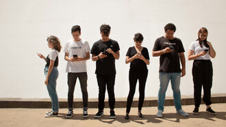 Cet outil qu'est le téléphone portable, s'est-il transformé en instrument vicieux qui, à defaut de vouloir rapprocher le monde n'a fait que nous éloigner encore plus les uns des autres ?