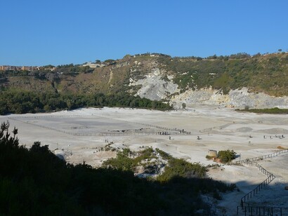 Solfatara di Pozzuoli. La caldera si è formata attraverso violente eruzioni, con l'Ignimbrite Campana e il Tufo Giallo Napoletano come eventi chiave nella sua storia. Pozzuoli, Napoli, Italia